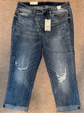 NWT Judy Blue Mid Rise Capris